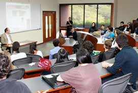 Rector da la bienvenida a estudiantes de Arquitectura