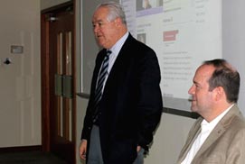 Rector en reunión con estudiantes de Odontología