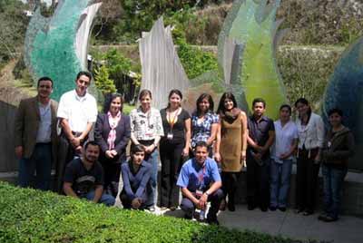 Equipo de la UFM en tour por el campus