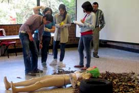 Estudiantes estudian escena del crimen