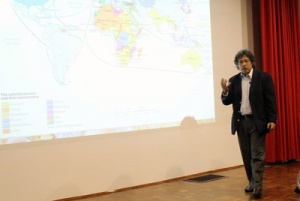 Alejandro Gómez en el Auditorio Friedrich A. Hayek, de la UFM