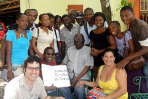 Andrés Marroquín, al frente y a la izquierda, acompañado por estudiantes haitianos.