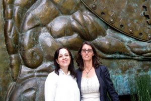 Ana Rosa Selva y María Gitterman, de Bpeace, frente a Atlas Libertad en la UFM.