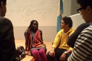 Magatte Wade mientras conversa con un grupo de estudiantes de la UFM.