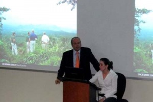 Roberto Roesche, de pie, mientras se dirigía a estudiantes y exalumos de la MAPI, en la Universidad Francisco Marroquín.