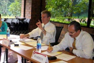 Craig Biddle acompañado por Warren Orbaugh en la UFM.