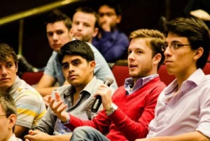Luciano Gil, Daniel Cuervo y Luis Eduardo Barrueto, estudiantes de la UFM; en la FEE.