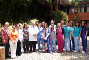 Federico Alfaro, decano de Medicina acompañado por estudiantes y miembros del equipo de esa facultad.