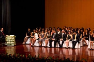 Vista del acto en honor de los graduandos distinguidos, en el auditórium Juan Bautista Gutiérrez, de la UFM.