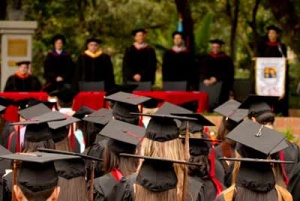 Vista del acto de graduación, en noviembre de 2011, en el Jardín Manuel F. Ayau.