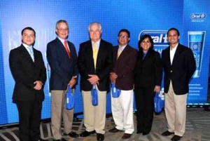 Miembros de la Junta directiva en el lanzamiento de Oral-B, Pro-Salud.