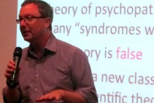 Dylan Evans presentó Darwin en el manicomio: un enfoque evolucionista de los trastornos mentales.