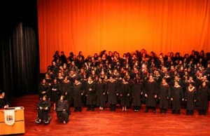 Vista de los graduandos en el escenario del Auditorium Juan Bautista Gutiérrez, de la UFM