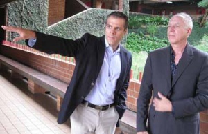 Roberto Quevedo y Steven Ehrlich en el Edificio Académico, en la Universidad Francisco Marroquín.