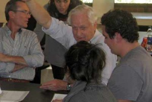 Richard T. Forman, sexto de izquierda a derecha, mientras conversaba con un grupo de estudiantes de Diseño, en la UFM.