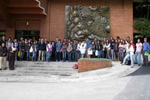 Los nuevos estudiantes de Medicina frente a Atlas Libertas, en la UFM.