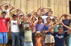 Voluntarios y beneficiados celebran la construcción de casas en la que participan estudiantes de la UFM.