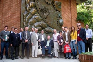 Los participantes en Exploraciones sobre la libertad fueron recibidos por le rector, Giancarlo Ibárgüen, frente a Atlas Libertas.