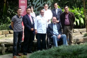 Giancarlo Ibárgüen S., rector de la UFM, les dio la bienvenida a los participantes en la Plaza Adam Smith.
