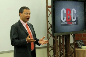 Fredy Kofman durante la presentación del Conscious Business Center, en la UFM.
