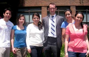 Rim Baltadouonis, cuarto de izquierda a derecho, acompañado por estudiantes en la UFM.