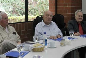 El doctor Armando de la Torre, al centro, dirige Theologicum.