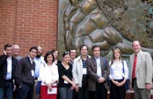 Los participantes en el coloquio, frente a Atlas Libertas, en la UFM.