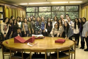 Estudiantes de Psicología en la Sala de colecciones especiales de la Biblioteca von Mises.