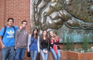 Los visitantes, de Colombia, junto a Atlas Libertas en el campus de la UFM.