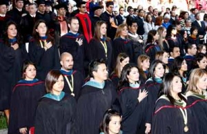 Vista de los graduandos durante el acto de graduación de la UFM en mayo de 2009.