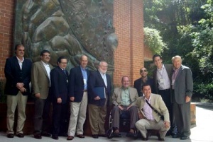 Acompañados por el rector, Giancarlo Ibárgüen S., algunos de los participantes, frente a Atlas Libertas.