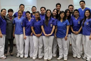 El grupo de estudiantes con la profesora Marta Leticia Almengor.