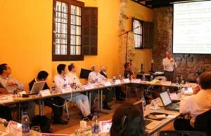 Robert Barro, de pie, mientras se dirigía a los participantes en una de las actividades que condujo en la UFM.