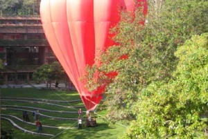 El globo de Heurística UFM visto desde la Biblioteca Ludwig von Mises.