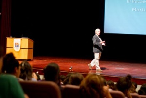 Martín Krause durante la charla que ofreció para estudiantes y profesores del CHH.