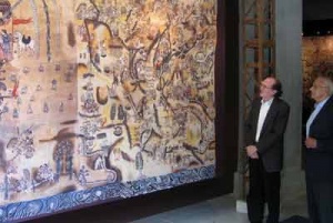Los doctores James H. Maguire y Guillermo Herrera, en el Museo Popol Vuh de la UFM.