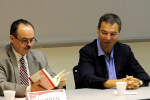 Warrren Orbaugh, director del Centro Henry Hazlitt, y Fredy Kofman durante el encuentro que este sostuvo con profesores del CHH.