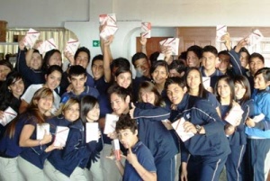 Un grupo de escolares con sus ejemplares de The Fountainhead.