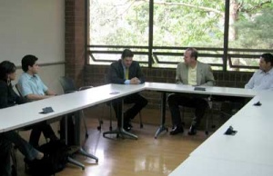 Vista de la reunión de los participantes en MOAS, con el rector, Giancarlo Ibárgüen S.
