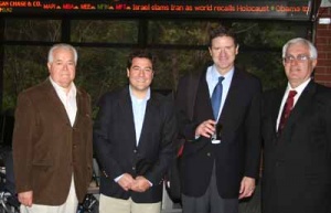 Ramiro Alfaro, decano de Odontología;  Juan Pablo Alfaro, Paul C. Hanks y el vicerrector de la UFM, Ottavio Benfatto en el Trading Pit de la Escuela de Negocios.