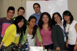 David W. Wilson, quinto de izquierda a derecha, con parte del equipo de la Biblioteca Ludwig von Mises.
