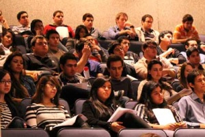 Los nuevos estudiantes de Derecho, durante su encuentro con el vicerrector, Gabriel Calzada.