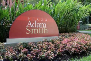 La Plaza Adam Smith se halla en el campus de la UFM.