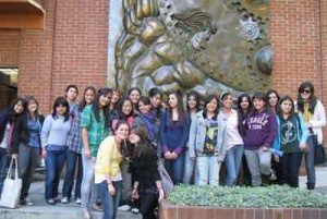 Un grupo de estudiantes del EPRI, frente a Atlas Libertas en el campus de la UFM.