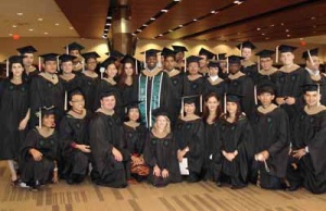 Los graduados de la Escuela de Negocios de la UFM, en la Tulane University, en compañía de los graduados de aquella universidad.