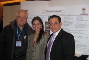 Ramiro Alfaro, decano de la Facultad de Odontología de la UFM, acompañado por dos de los participantes en las conferencias.