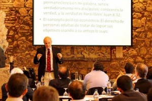 Alejandro Chafuen durante el seminario Pensamiento escolástico tardío