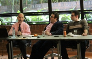 León Gómez Rivas, Eduardo Fernández y Daniel Haering en la UFM. (Foto por Angela Reyes)