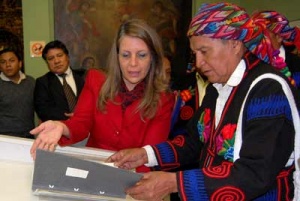 Coralia de Rodríguez y Tomás Calvo depositan la copia del Popol Vuh en el lugar donde se exhibe en el Museo Popol Vuh.