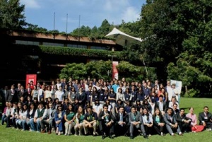 Los participantes en el Torneo Interescolar de Debates en el Jardín Manuel F. Ayau, de la UFM.